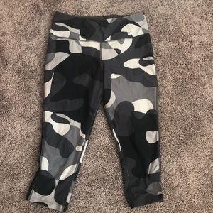 Nike Capri length B&W camo leggings size Medium